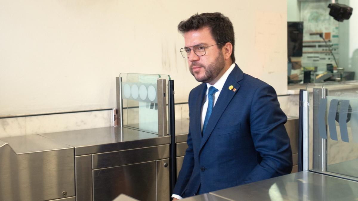 Pere Aragonès, durante su visita a la estación de Renfe de Gavà.