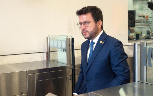 Pere Aragonès, durante su visita a la estación de Renfe de Gavà.