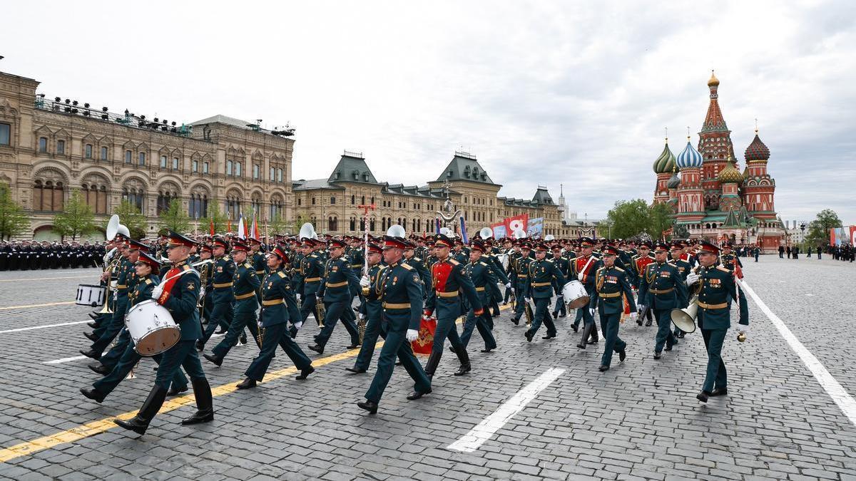 Soldados rusos desfilan por la Plaza Roja por el Día de la Victoria.