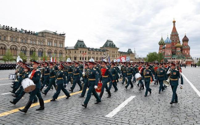 Soldados rusos desfilan por la Plaza Roja por el Día de la Victoria.