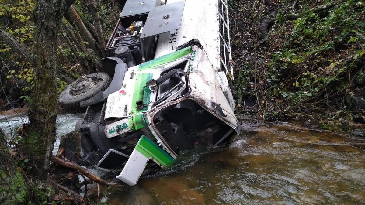 El camión accidentado en el río Tremor de Arriba de León.