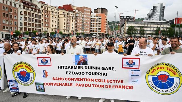 Protesta de 'Ertzainas en lucha' el domingo en la explanada de San Mamés.