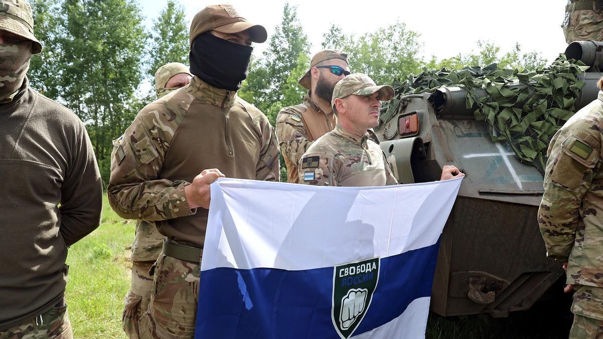 Militares de Legión Libertad de Rusia sostienen la bandera en el norte de Ucrania