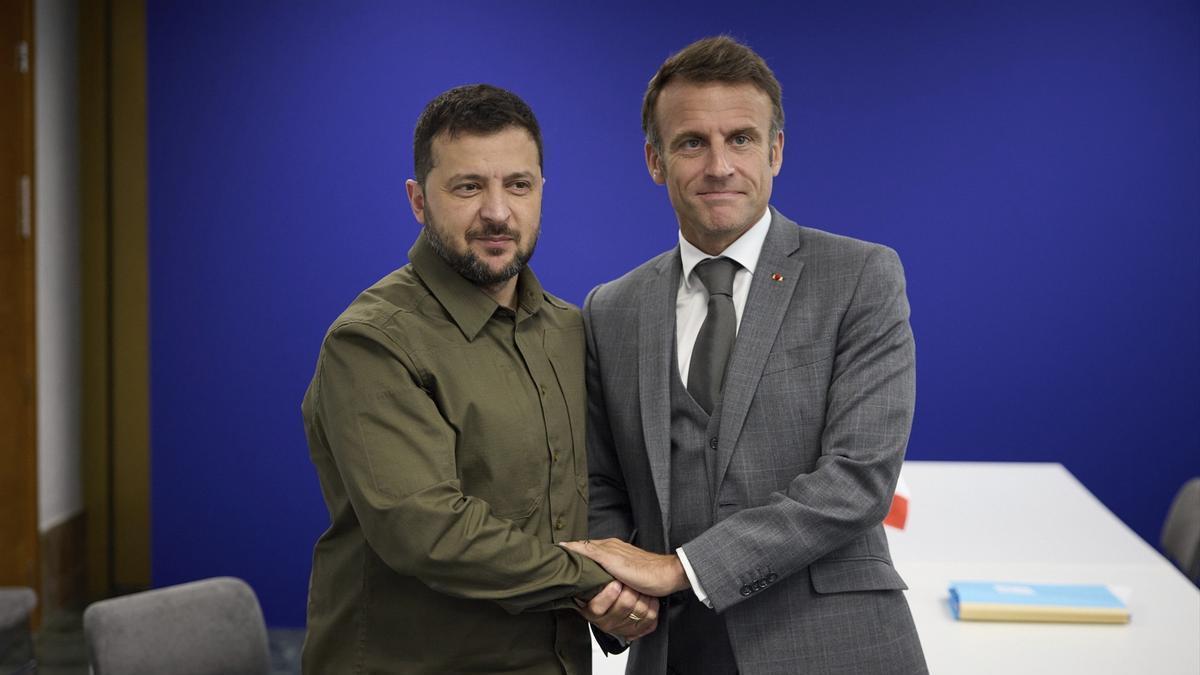 El presidente de Ucrania, Volodimir Zelenski, y su homólogo de Francia, Emmanuel Macron, en una imagen de archivo.