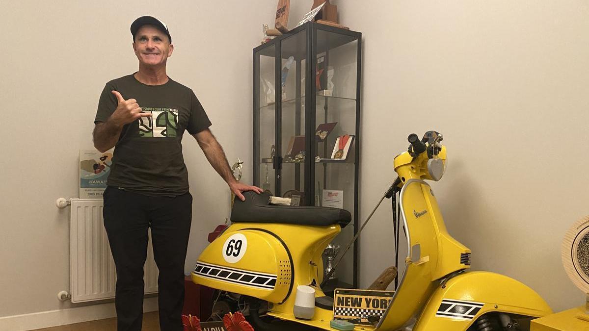 Aitor Francesena, junto a una moto que tiene en casa.