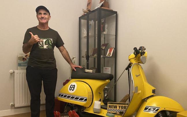 Aitor Francesena, junto a una moto que tiene en casa. / Pedro Amundarain Aitor Francesena, junto a una moto que tiene en casa.
