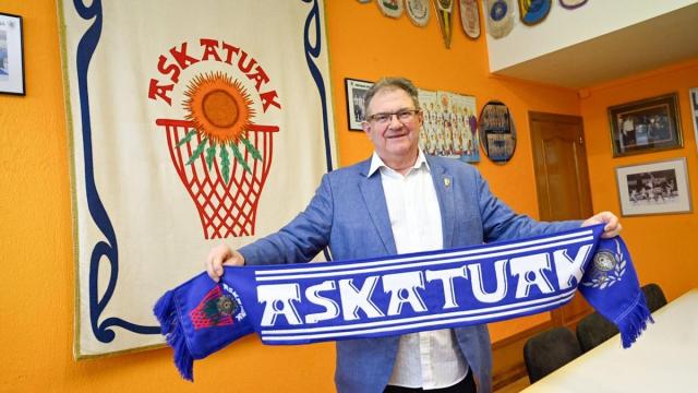 El presidente del Askatuak, Inaki Almandoz, en la sede del club / Arnaitz Rubio