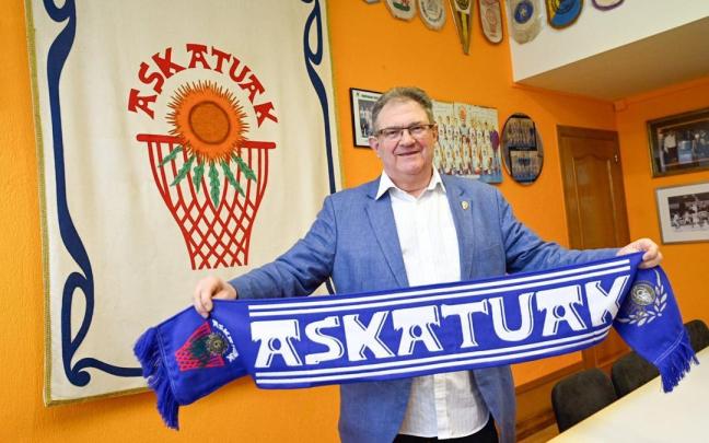 El presidente del Askatuak, Inaki Almandoz, en la sede del club / Arnaitz Rubio