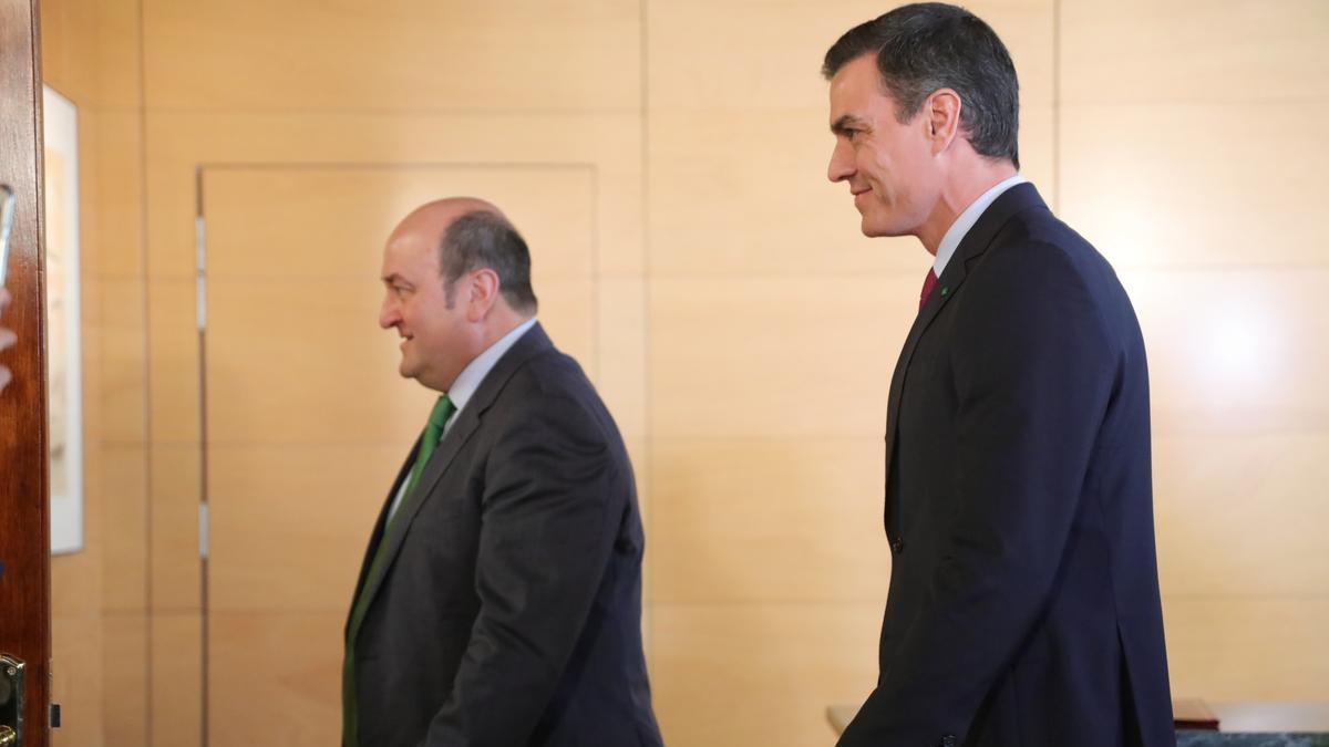 Andoni Ortuzar y Pedro Sánchez durante la firma del acuerdo entre el PSOE y el PNV para la investidura.