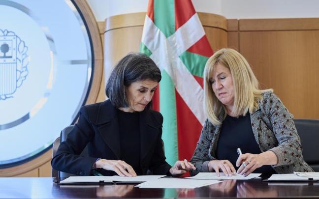 La consejera de Igualdad, Justicia y Políticas Sociales, Nerea Melgosa, y la presidenta del Consejo Vasco de la Abogacía, Maite Morillo.