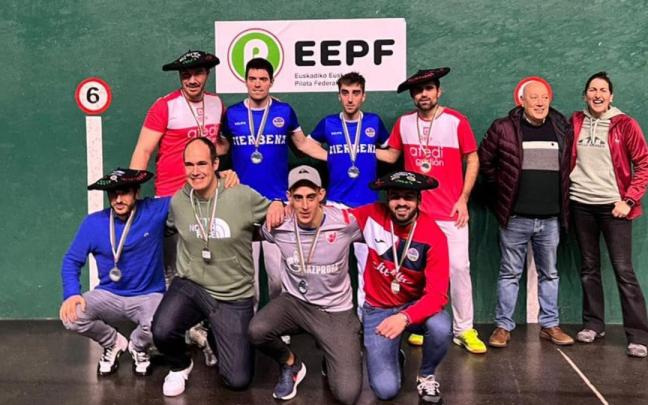 Reparto de txapelas de frontenis. Reparto de txapelas de frontenis.
