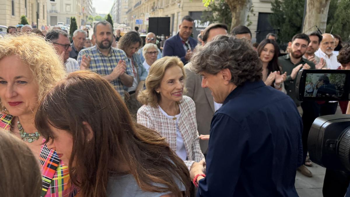 El secretario general del PSE-EE, Eneko Andueza, con la viuda de Fernando Buesa, Natividad Rodríguez.