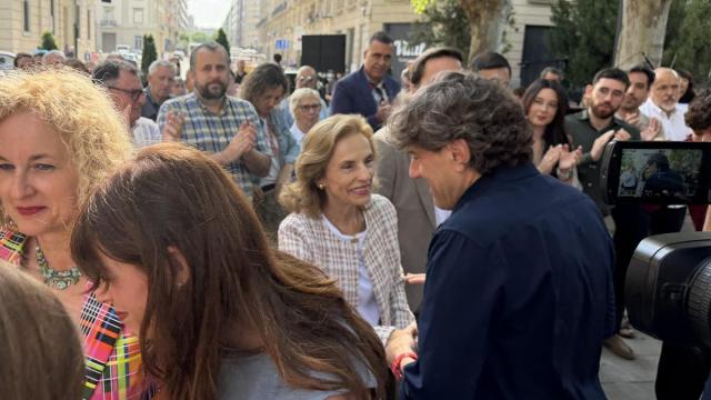 El secretario general del PSE-EE, Eneko Andueza, con la viuda de Fernando Buesa, Natividad Rodríguez.