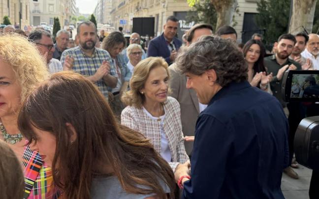 El secretario general del PSE-EE, Eneko Andueza, con la viuda de Fernando Buesa, Natividad Rodríguez.