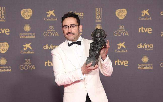 Bayona posa con el Goya a la Mejor Dirección. / EP Bayona posa con el Goya a la Mejor Dirección.