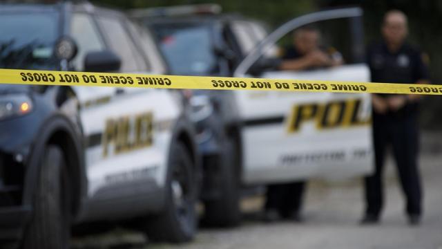 Dos muertos y al menos seis heridos en un tiroteo en un centro comercial de Miami.
