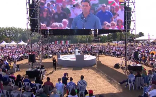 Imanol Pradales durante su discurso en el Alderdi Eguna 2025.