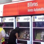 Varias personas adquieren sus billetes en las taquillas de venta automática de la estación de tren de Atocha.