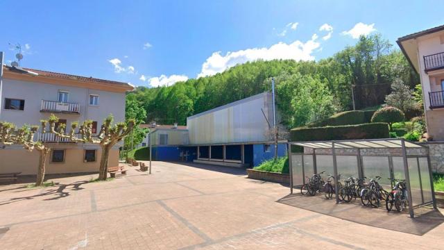 Santueneako plaza eta frontoia.