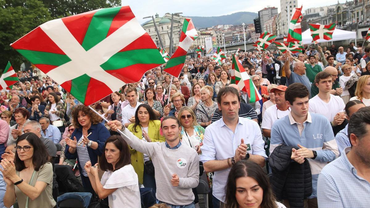Miles de simpatizantes han acudido al cierre de campaña del PNV en El Arenal bilbaino