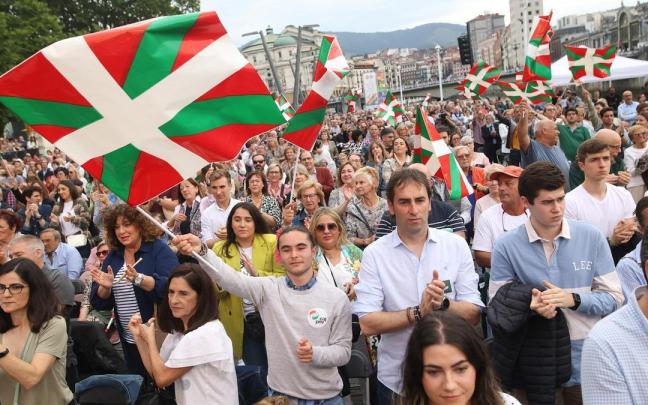 Miles de simpatizantes han acudido al cierre de campaña del PNV en El Arenal bilbaino