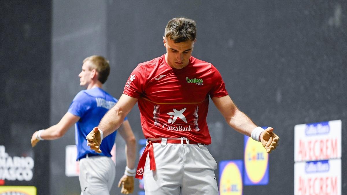 En imágenes: Peña II se clasifica para el Manomanista después de ganar en la previa de Baiko a Jon Mariezkurrena en el frontón Madalensoro de Oiartzun.