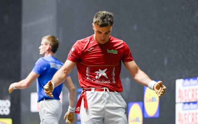 En imágenes: Peña II se clasifica para el Manomanista después de ganar en la previa de Baiko a Jon Mariezkurrena en el frontón Madalensoro de Oiartzun.