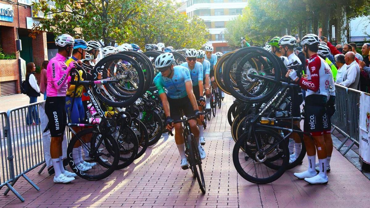 Ciclistas del Eulen-Amenabar recorren el pasillo de honor en su adiós.