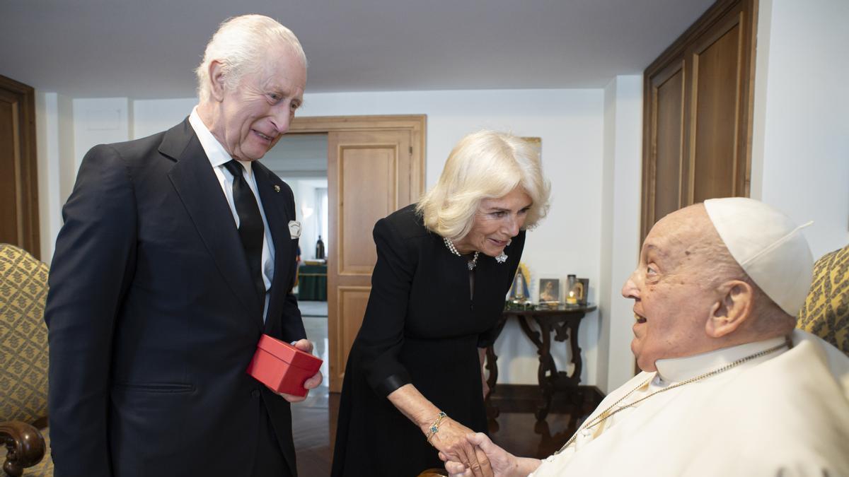 El papa Francisco recibió en el Vaticano, en una visita sorpresa, a los reyes británicos Carlos III y Camila