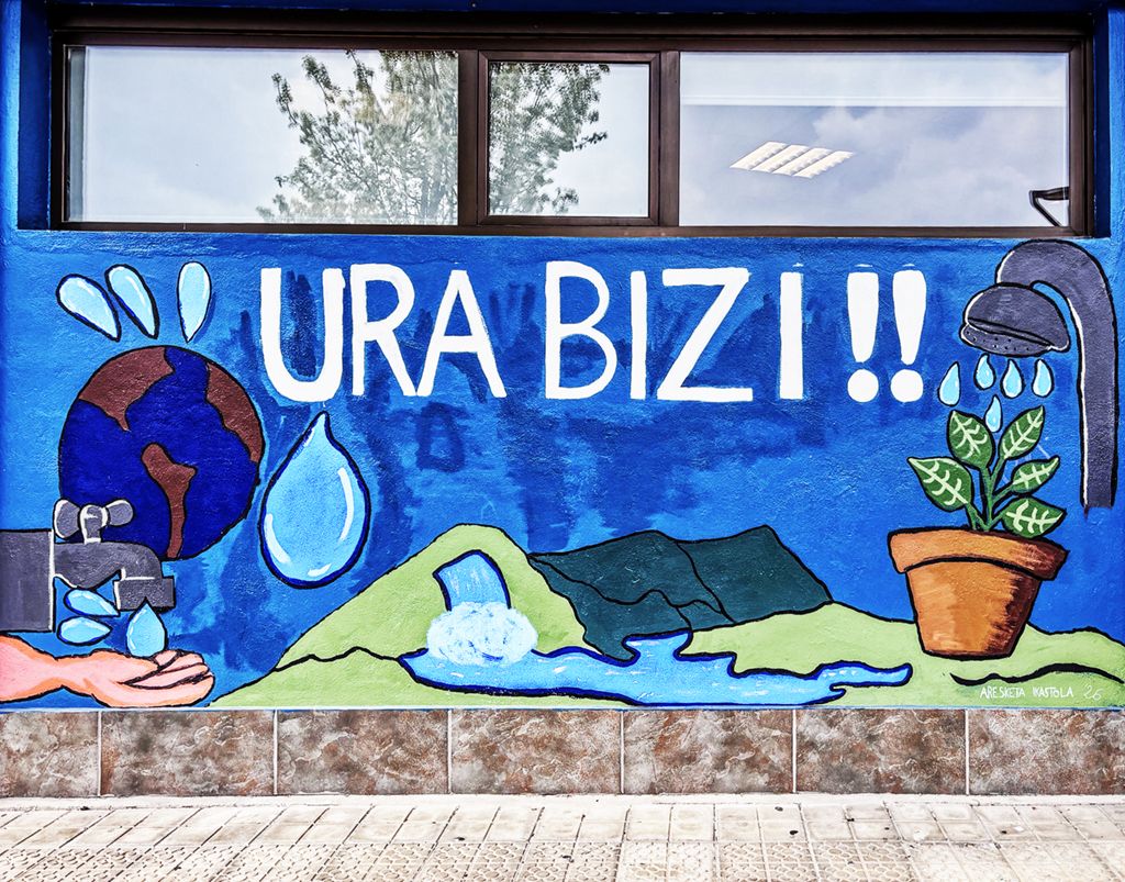 La otra cara del mural sobre el ciclo del agua pintado en Amurrio por escolares de la ikastola Aresketa