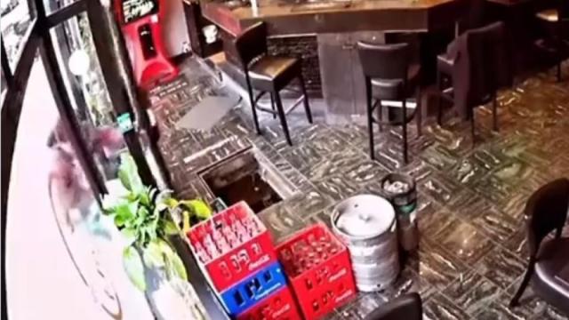 La clienta, entrando en la cafetería.