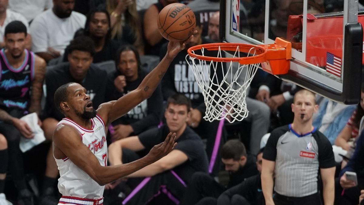 Kevin Durant busca la canasta durante el encuentro con los Miami Heat.