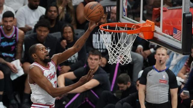 Kevin Durant busca la canasta durante el encuentro con los Miami Heat.
