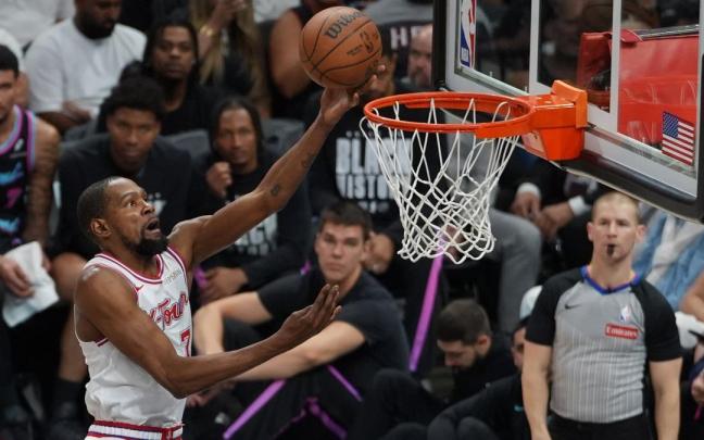 Kevin Durant busca la canasta durante el encuentro con los Miami Heat.