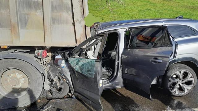 Estado en el que ha quedado el turismo accidentado en Amorebieta. / BOMBEROS IURRETA