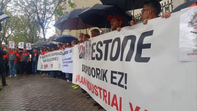 Trabajadores de las plantillas de Basauri, Puente San Miguel y Burgos concentrados frente a la embajada de Japón en Madrid / Cedida Trabajadores de las plantillas de Basauri, Puente San Miguel y Burgos concentrados frente a la embajada de Japón en Madrid