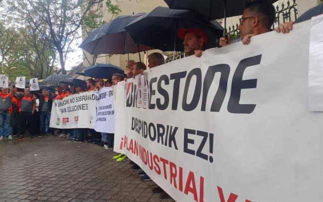 Trabajadores de las plantillas de Basauri, Puente San Miguel y Burgos concentrados frente a la embajada de Japón en Madrid
