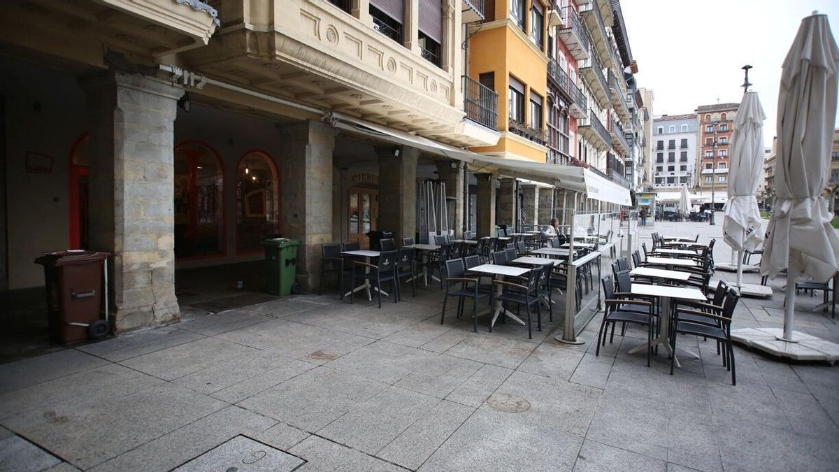 Laba Elkartea, situado en la Plaza del Castillo de Pamplona, entre el bar Windsor y el hotel La Perla.