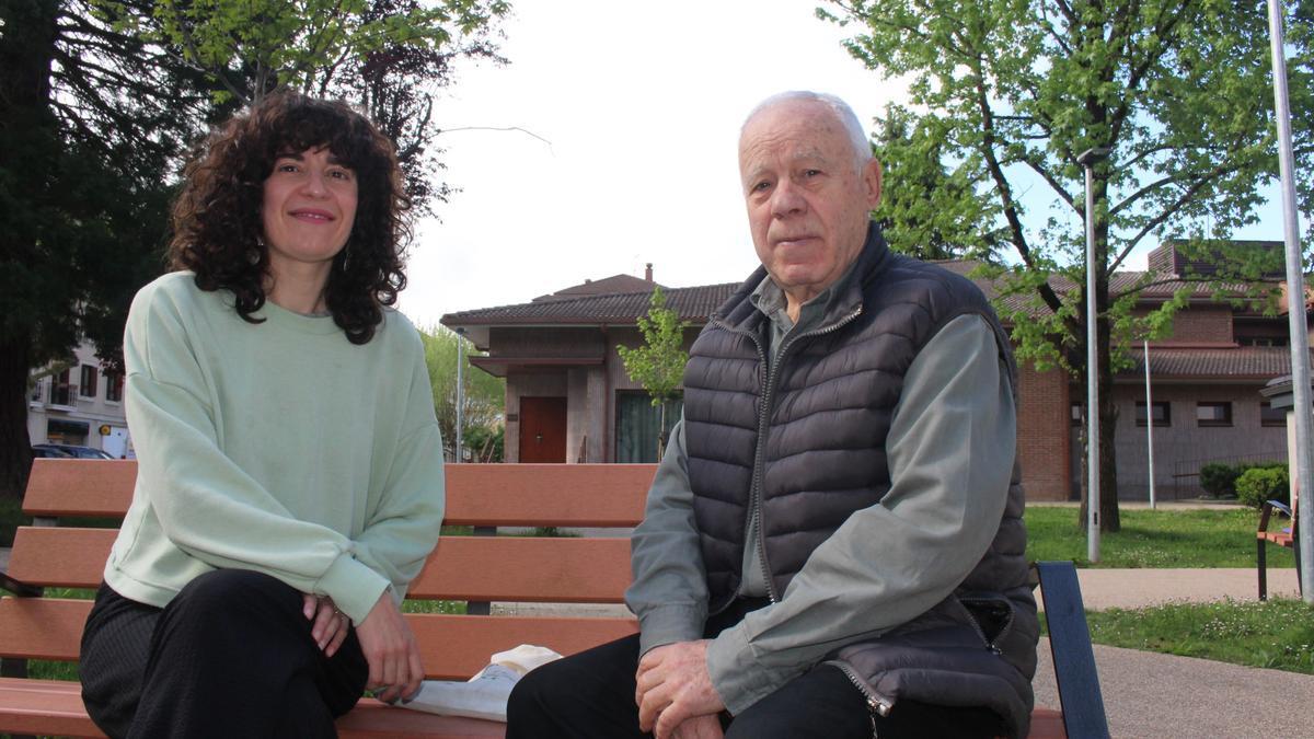 La escritora arrasatearra Josune Murgoitio y su alumno José Manuel García, que se muestra muy contento con la experiencia de recopilar sus recuerdos y anécdotas en un relato.