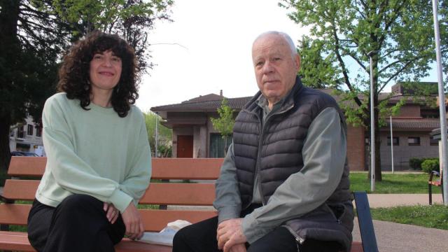 La escritora arrasatearra Josune Murgoitio y su alumno José Manuel García, que se muestra muy contento con la experiencia de recopilar sus recuerdos y anécdotas en un relato.