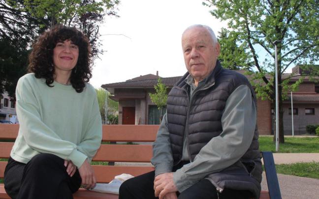 La escritora arrasatearra Josune Murgoitio y su alumno José Manuel García, que se muestra muy contento con la experiencia de recopilar sus recuerdos y anécdotas en un relato.