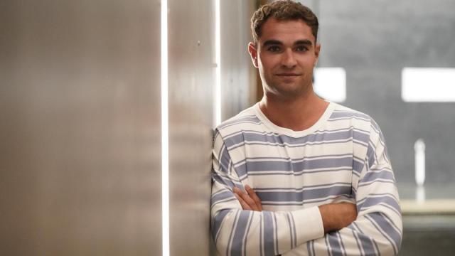 Gorka Mugartegi, 'Atain', posa en el frontón Ezkurdi de Durango.