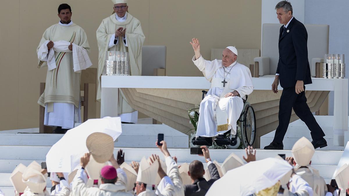 El papa Francisco saluda durante la misa del Angelus en Lisboa.