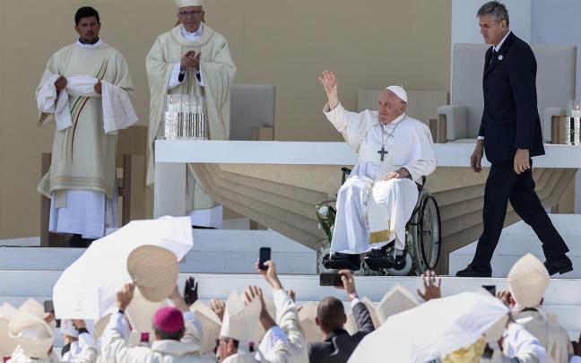 El papa Francisco saluda durante la misa del Angelus en Lisboa.