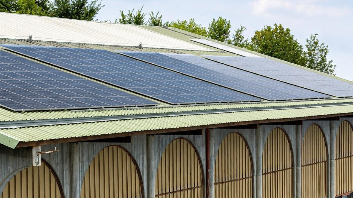 Edificio público de Getaria con paneles solares.