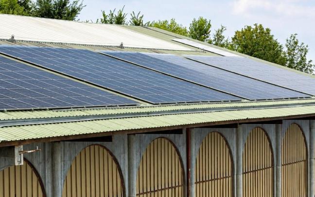 Edificio público de Getaria con paneles solares.