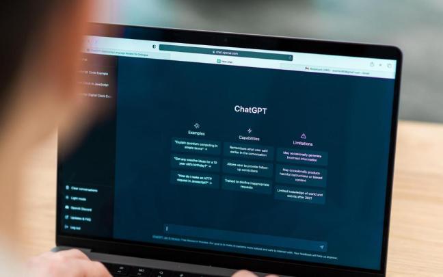 Una persona utiliza ChatGPT.