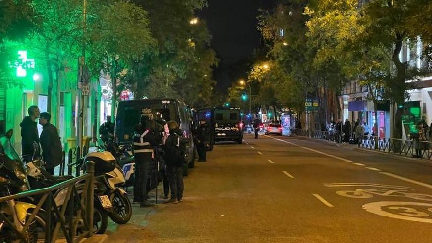 Agentes de la Policía Nacional en los alrededores de Ferraz.