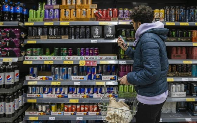 Lineales de un súper, llenos de bebidas energéticas.