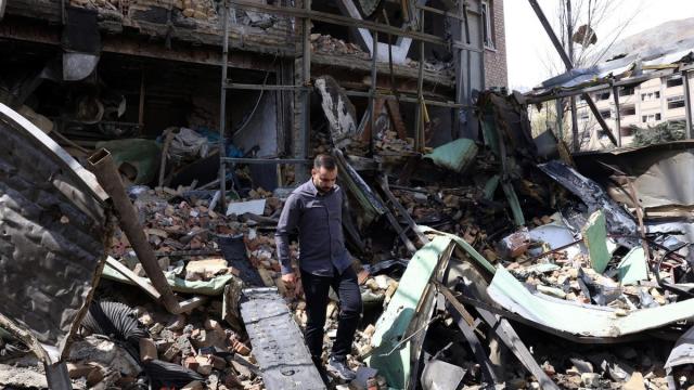 Iraníes inspeccionan los daños tras los ataques aéreos estadounidenses e israelíes contra la Universidad Shahid Beheshti, en Teherán.